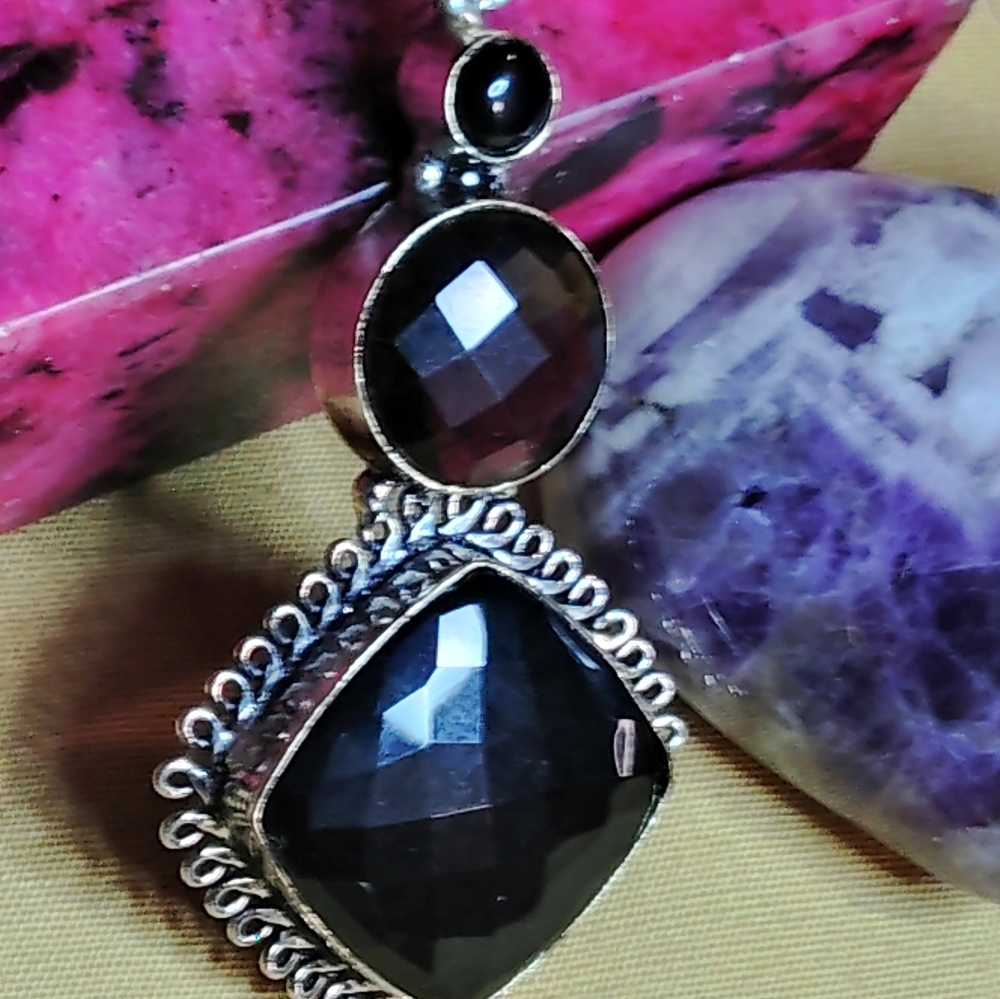 📌NWT-LOWER STONE, BLACK ONYX, UPPER- SMOKY QUARTZ PENDANT. 18" STERLING CHAIN.
